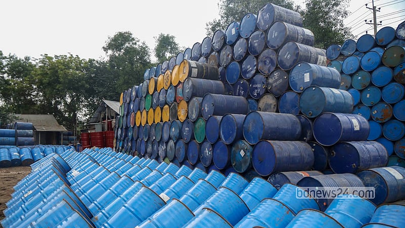 Depending on their size and condition, the drums sell for Tk 800 to Tk 1,200 each. Photo: Shamsul Haque Ripon