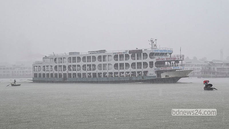 A sudden downpour on an autumn afternoon transformed Dhaka’s Buriganga into a scene of rain-soaked bustle. Photo: Mostafigur Rahman