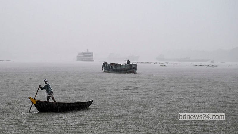 A sudden downpour on an autumn afternoon transformed Dhaka’s Buriganga into a scene of rain-soaked bustle. Photo: Mostafigur Rahman
