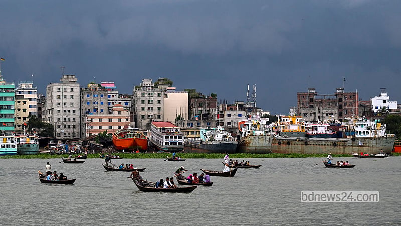 Commuters cross the Buriganga River in small boats in Old Dhaka’s Shyambazar on Thursday, Sept 24, 2026. Photo: Mostafigur Rahman