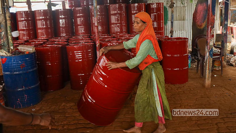 A woman worker puts her hands to work refurbishing old plastic drums in Narayanganj’s Chashara. Photo: Shamsul Haque Ripon