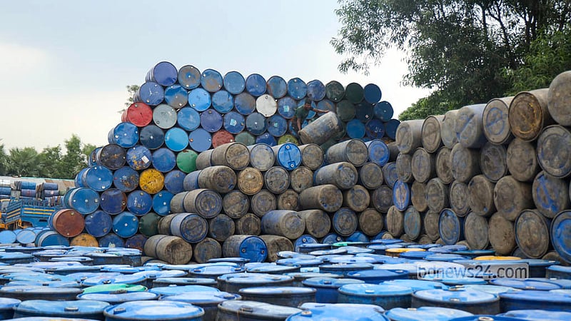 Depending on their size and condition, the drums sell for Tk 800 to Tk 1,200 each. Photo: Shamsul Haque Ripon