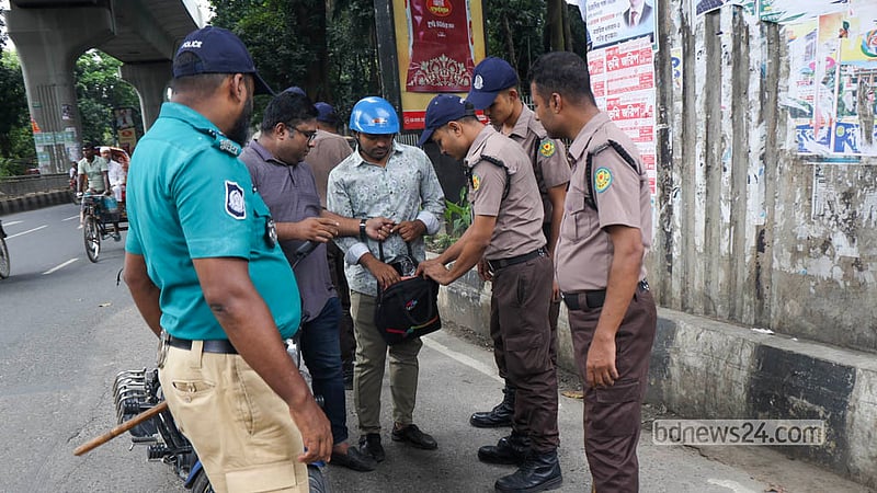 Police search vehicles and passengers at a checkpoint near the High Court intersection as security is tightened across the capital, Sept 25, 2026. Photo: Shamsul Haque Ripon