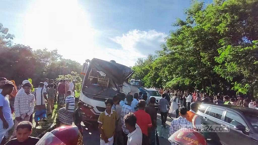 3 die as one bus rear-ends another on expressway in Madaripur