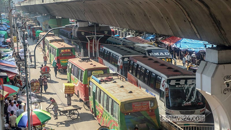 Several rows of buses occupy both sides of the road from Fulbaria Inter-district Bus Terminal towards Bangabazar. Photo: Abdullah Al Momin