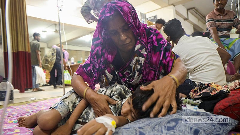 Jihan, a child identified by a single name, is being treated for dengue at Mugda Medical College Hospital. Photo: Shamsul Haque Ripon
