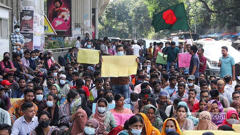 Primary teacher recruitment candidates hold a sit-in on the road outside Dhaka’s Shahbagh Police Station on Sunday, Sept 27, 2026 demanding the prompt issuance of their appointment letters. Photo: Shamsul Haque Ripon