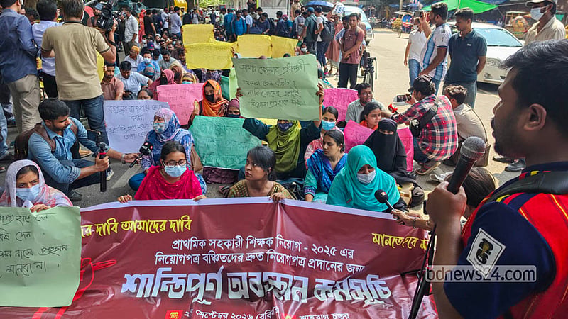Holding banners reading “Our one demand, appointment letters in hand”, primary assistant teacher candidates protest at Shahbagh after clearing the exam but being left without appointments. Photo: Shamsul Haque Ripon