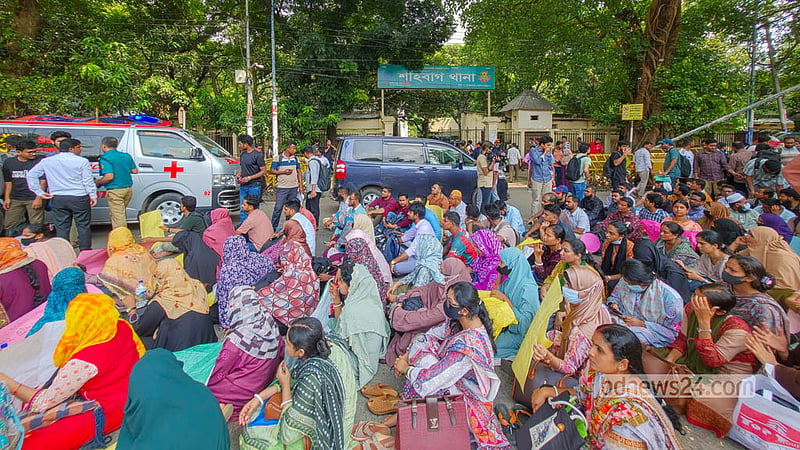 Candidates seeking final appointment as primary assistant teachers hold a sit-in at Shahbagh intersection in Dhaka. Photo: Shamsul Haque Ripon