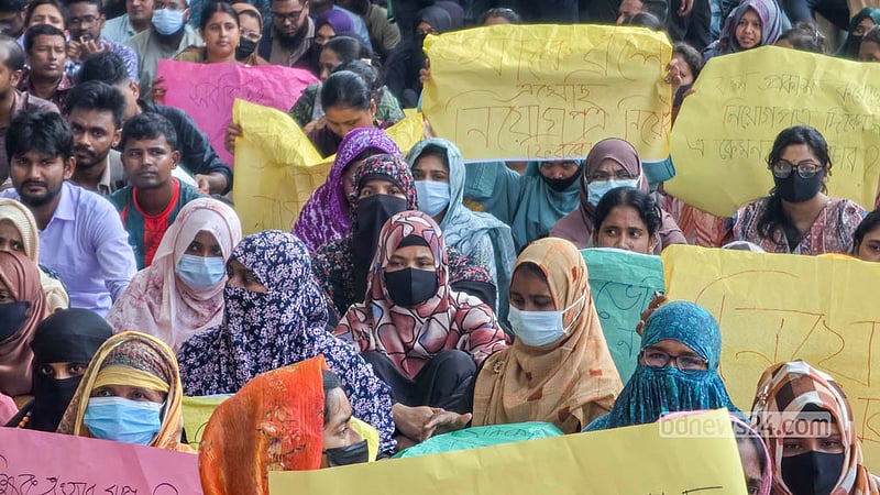 Holding banners reading “Our one demand, appointment letters in hand”, primary assistant teacher candidates protest at Shahbagh after clearing the exam but being left without appointments. Photo: Shamsul Haque Ripon
