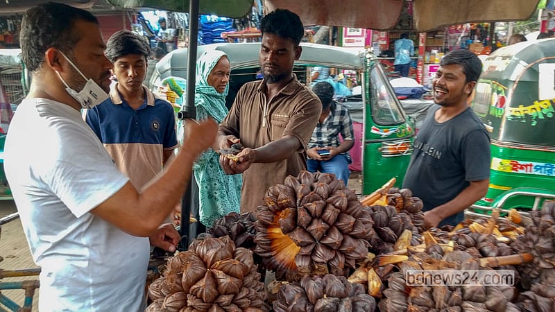 Customers crowd around Badal Mia’s van in Dhaka’s Jurain to sample the golpata fruit brought from the Sundarbans. Photo: Abdullah Al Momin