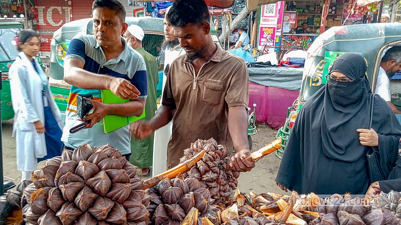 Customers crowd around Badal Mia’s van in Dhaka’s Jurain to sample the golpata fruit brought from the Sundarbans. Photo: Abdullah Al Momin