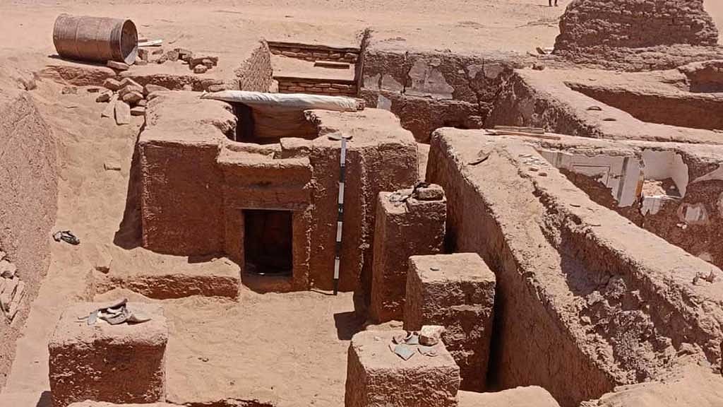 1,700-year-old tomb with Greek poem unearthed in Egypt's Western Desert