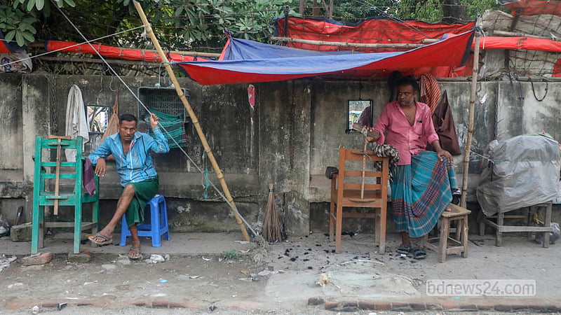 Itinerant barbers wait for customers at their roadside stalls in Aganagar of Dhaka's Keraniganj. Photo: Abdullah Al Momin