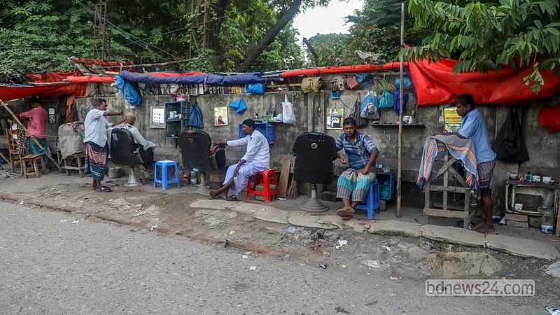 About 10 itinerant barbers have set up roadside stalls in Aganagar of Dhaka’s Keraniganj, near the Buriganga River. Photo: Abdullah Al Momin