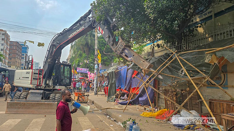 City corporation workers resume the eviction drive in Mirpur-10 after clashes with hawkers.
