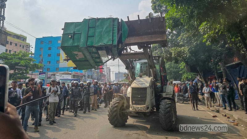 City corporation workers resume the eviction drive in Mirpur-10 after clashes with hawkers.