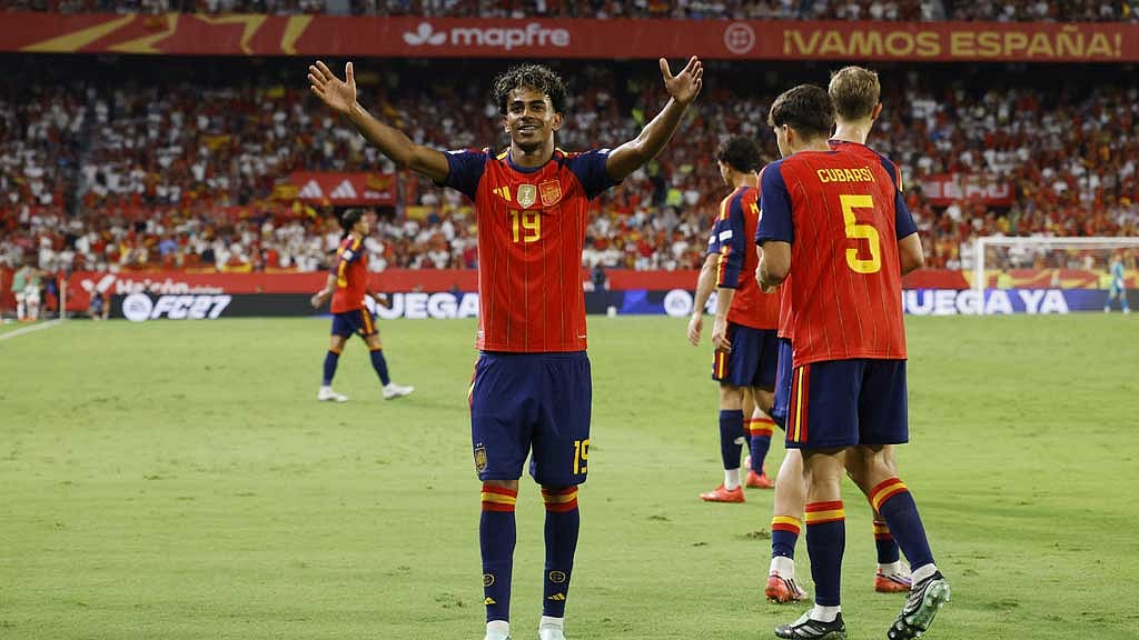 Lamine nets double as Spain win again and England beat 10-man Czechs