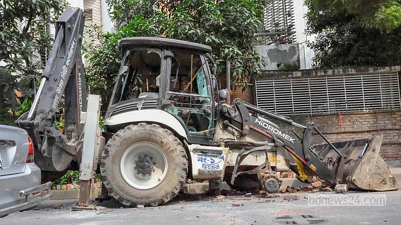 Hawkers vandalise a Dhaka North City Corporation vehicle during a drive to clear illegal structures from the Mirpur-10 footpath.