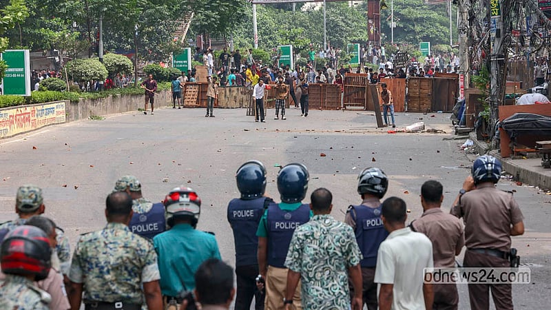 Hawkers clash with police and city corporation workers during a drive to clear illegal structures from footpaths at Dhaka’s Mirpur-10 on Wednesday, Sept 30, 2026.