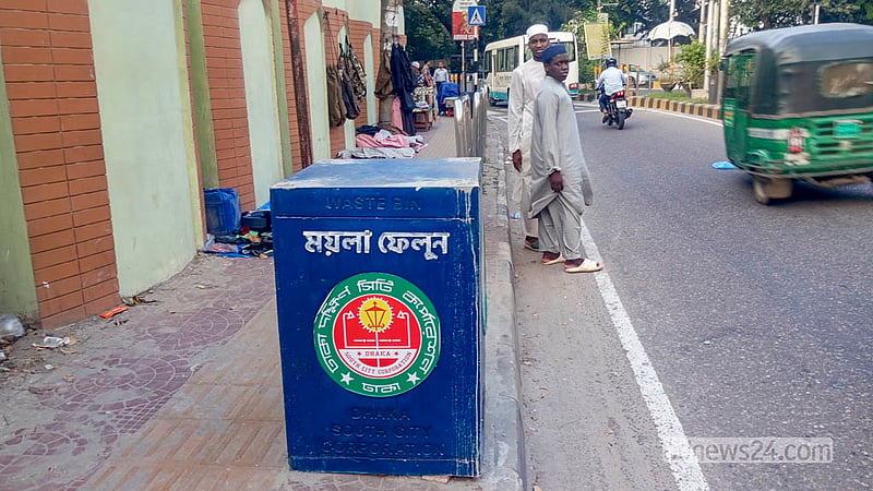 Dhaka South City Corporation installs new bins on a footpath in Kakrail to help keep the capital’s streets clean. Photo: Abdullah Al Momin