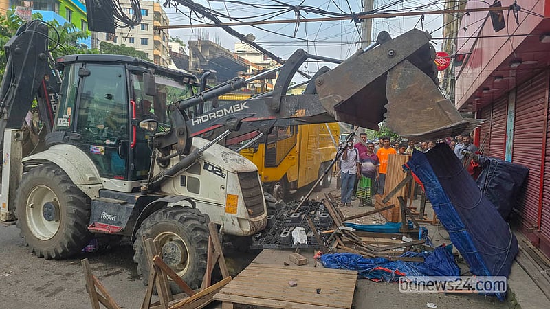 City corporation workers resume the eviction drive in Mirpur-10 after clashes with hawkers.