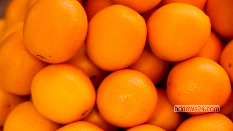 Imported oranges now go for Tk 350–450 per kilogram at retail markets, depending on size and quality. Photo: Shamsul Haque Ripon