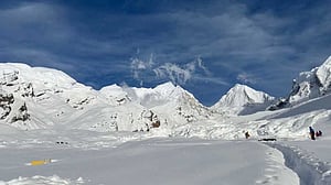 15 Nepali workers die in avalanche at Himalayan camp