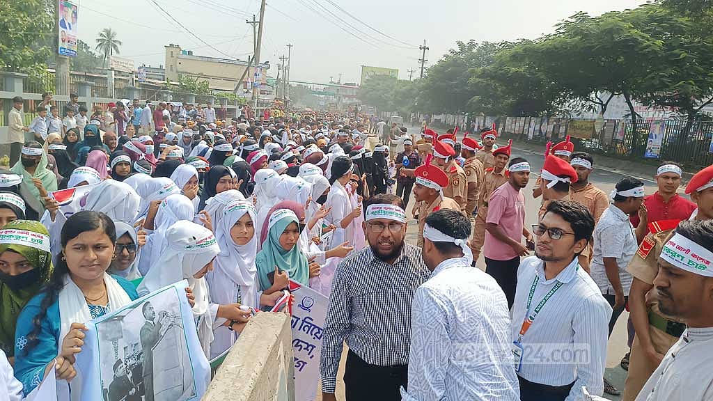 Banners, crowds line Cumilla highway to welcome Tarique