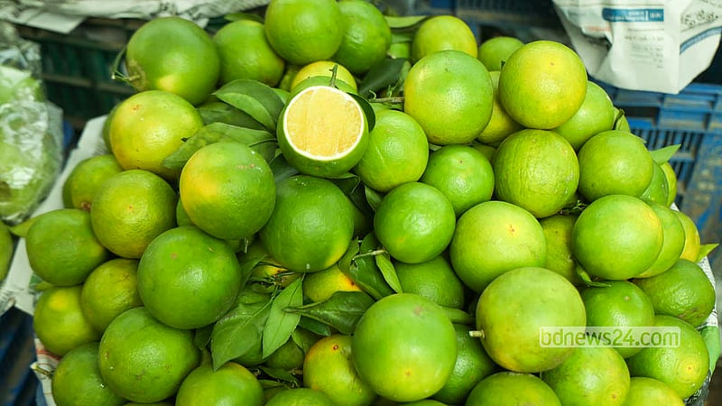 Locally grown oranges sell for Tk 100–200 per kilogram at Dhaka’s Karwan Bazar. Photo: Shamsul Haque Ripon