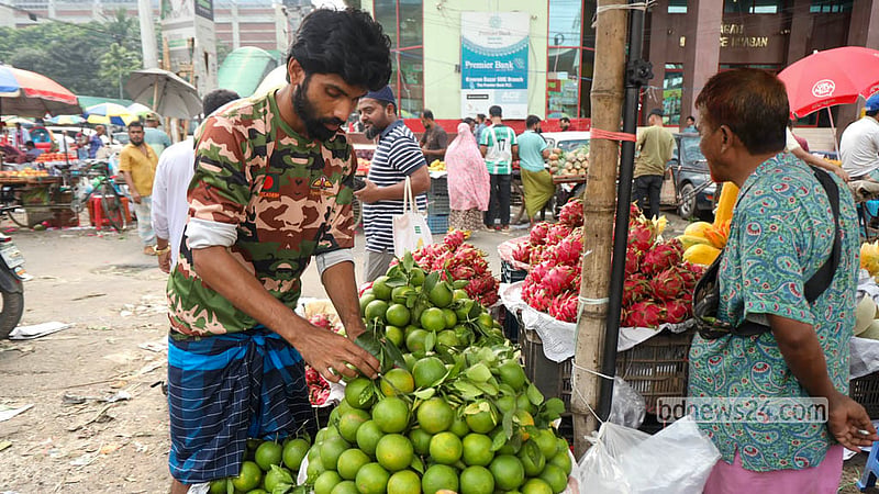 Relatively cheaper locally grown oranges are piled up for sale at a retail shop in Dhaka’s Karwan Bazar. Photo: Shamsul Haque Ripon