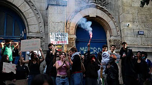 400 French schools to close amid student unrest