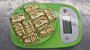 2 held with gold worth Tk 21m at Dhaka airport