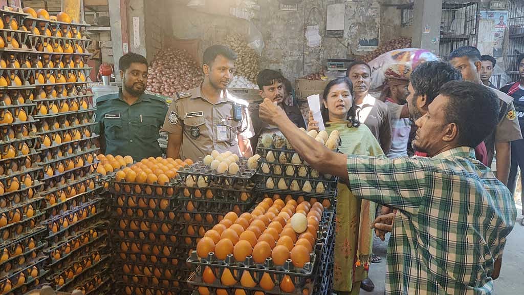 DSCC raids Dhaka markets to keep egg prices in check, fines footpath encroachment