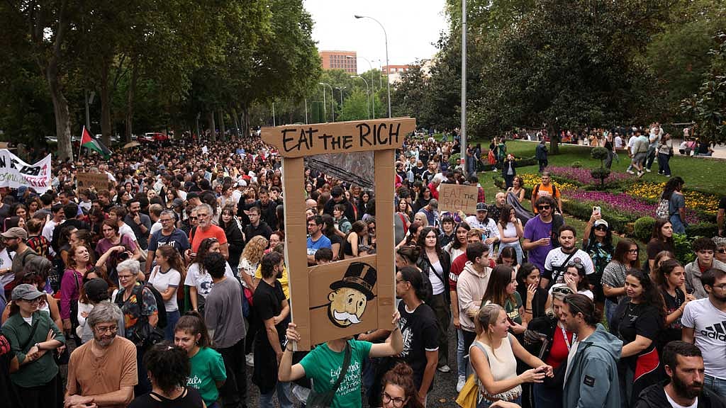 Tens of thousands protest in Spanish cities after housing measures fail