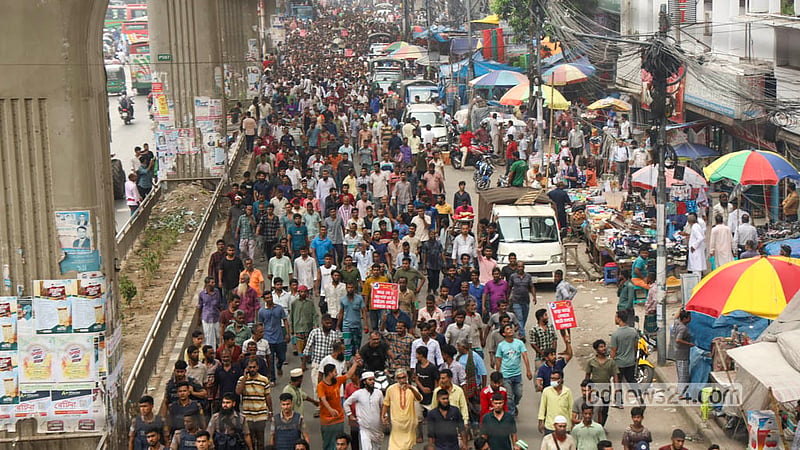 After the rally outside the National Press Club, battery-powered rickshaw and easybike owners and workers march towards Dainik Bangla intersection on Monday, Oct 5, 2026, demanding the release of arrested leaders and an end to eviction drives. Photo: Shamsul Haque Ripon