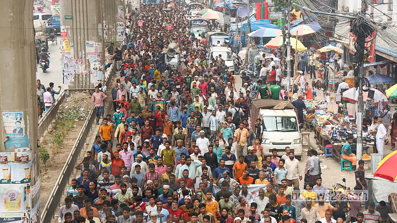 After the rally outside the National Press Club, battery-powered rickshaw and easybike owners and workers march towards Dainik Bangla intersection on Monday, Oct 5, 2026, demanding the release of arrested leaders and an end to eviction drives. Photo: Shamsul Haque Ripon