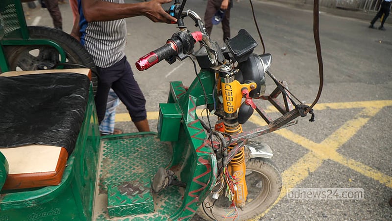 During the protest outside the National Press Club, demonstrators cut the wires of rickshaws belonging to drivers who refused to join their protest. Photo: Shamsul Haque Ripon
