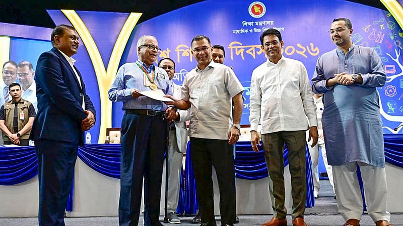 Prime Minister Tarique Rahman presents the “Outstanding Teacher Award” to 102 teachers at Osmani Memorial Auditorium in Dhaka on Monday, Oct 5, 2026, marking World Teachers’ Day. Photo: PMO