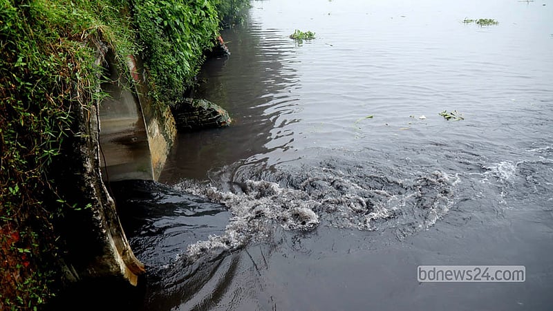 In Dhaka’s Shyampur, chemical-laced waste from factories is being discharged directly into the river, leaving its water severely polluted and filling the air with a foul stench. Photo: Shamsul Haque Ripon