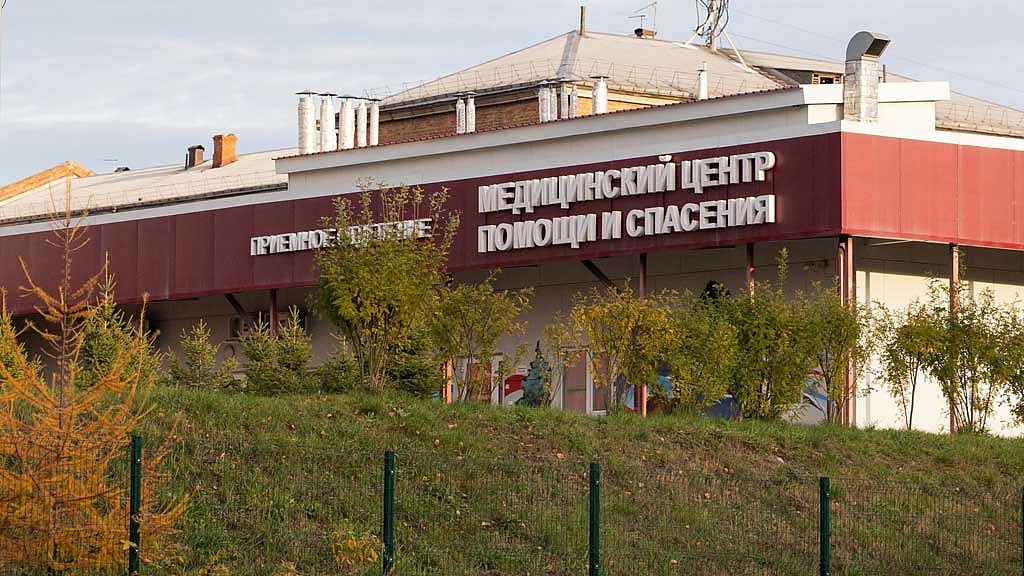 What do we know about the plague institute lab worker's death in Russia?