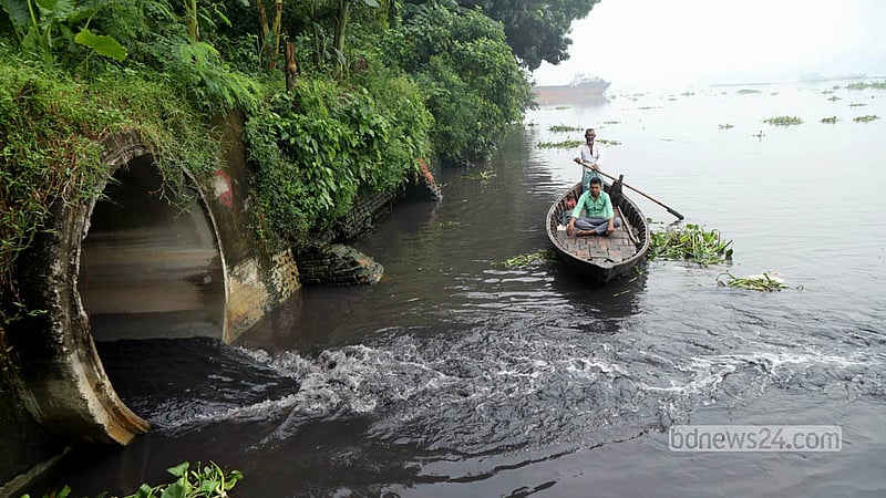 In Dhaka’s Shyampur, chemical-laced waste from factories is being discharged directly into the river, leaving its water severely polluted and filling the air with a foul stench. Photo: Shamsul Haque Ripon
