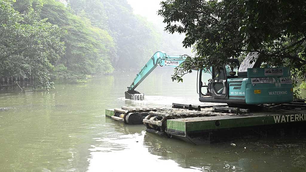 DSCC begins Dhanmondi Lake dredging to build ‘Nazrul Sarobar’ under Tk 750mn masterplan