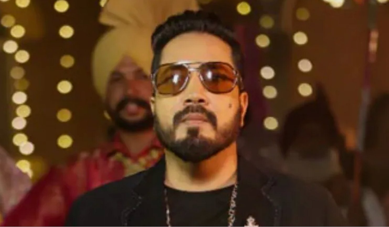 Mika Singh asks why Pakistani Muslims are viewed differently from those in Dubai
