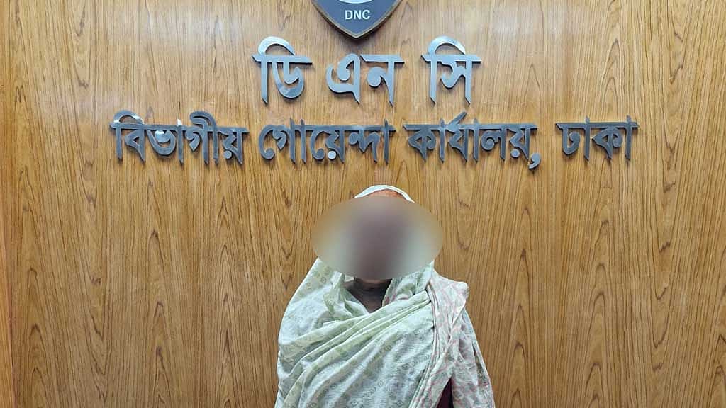 Elderly woman held with Tk 1mn worth of heroin on Dhaka-bound bus