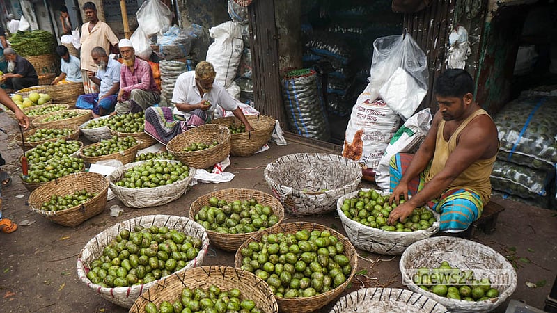 Shipments of native fruits arrive daily at the wholesale depots of Karwan Bazar and Shyambazar, brought in from different parts of the country. 
Photo: Shamsul Haque Ripon