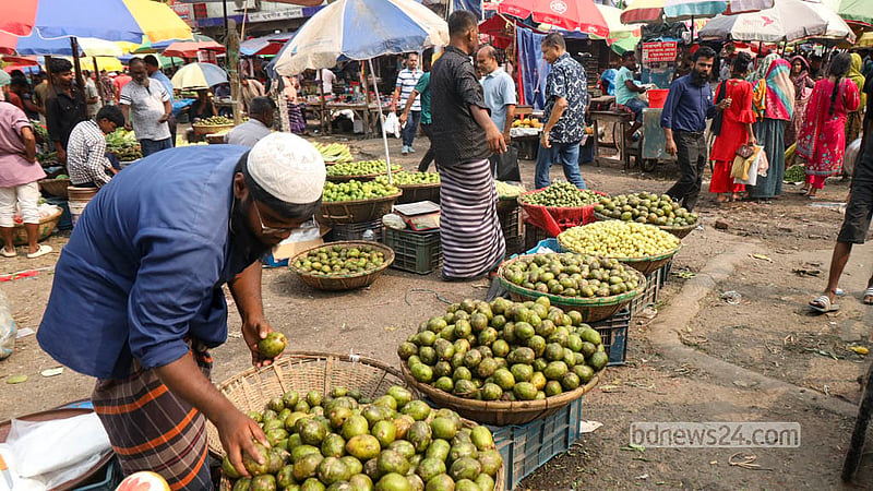 Shipments of native fruits arrive daily at the wholesale depots of Karwan Bazar and Shyambazar, brought in from different parts of the country. 
Photo: Shamsul Haque Ripon