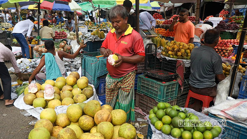 Shipments of native fruits arrive daily at the wholesale depots of Karwan Bazar and Shyambazar, brought in from different parts of the country. 
Photo: Shamsul Haque Ripon
