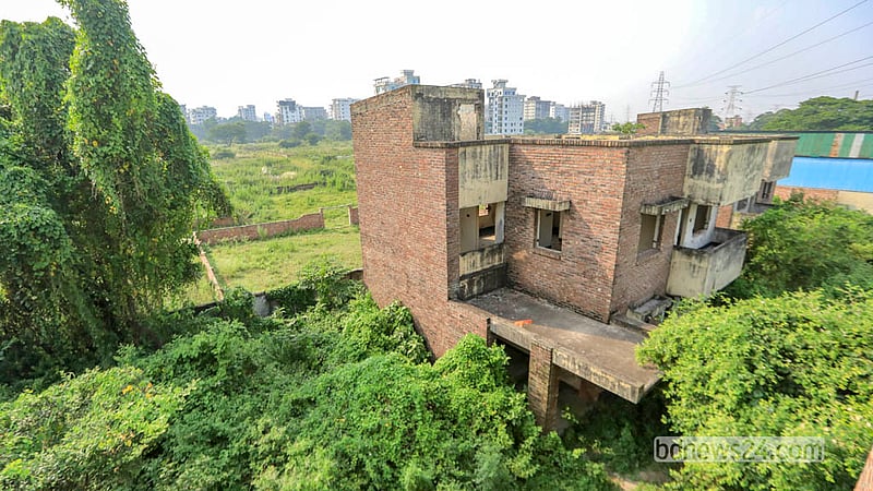 The Kunda 20-Bed Hospital complex has become overgrown with bushes due to years of neglect and a lack of maintenance.  Photo: Abdullah Al Momin