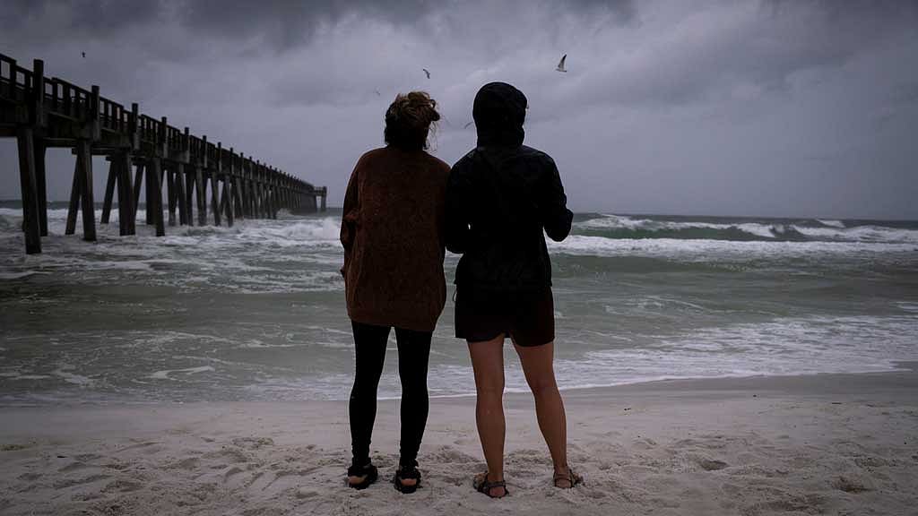 Hurricane Simon to reach Category 4 strength as Mexicans evacuate ahead of landfall